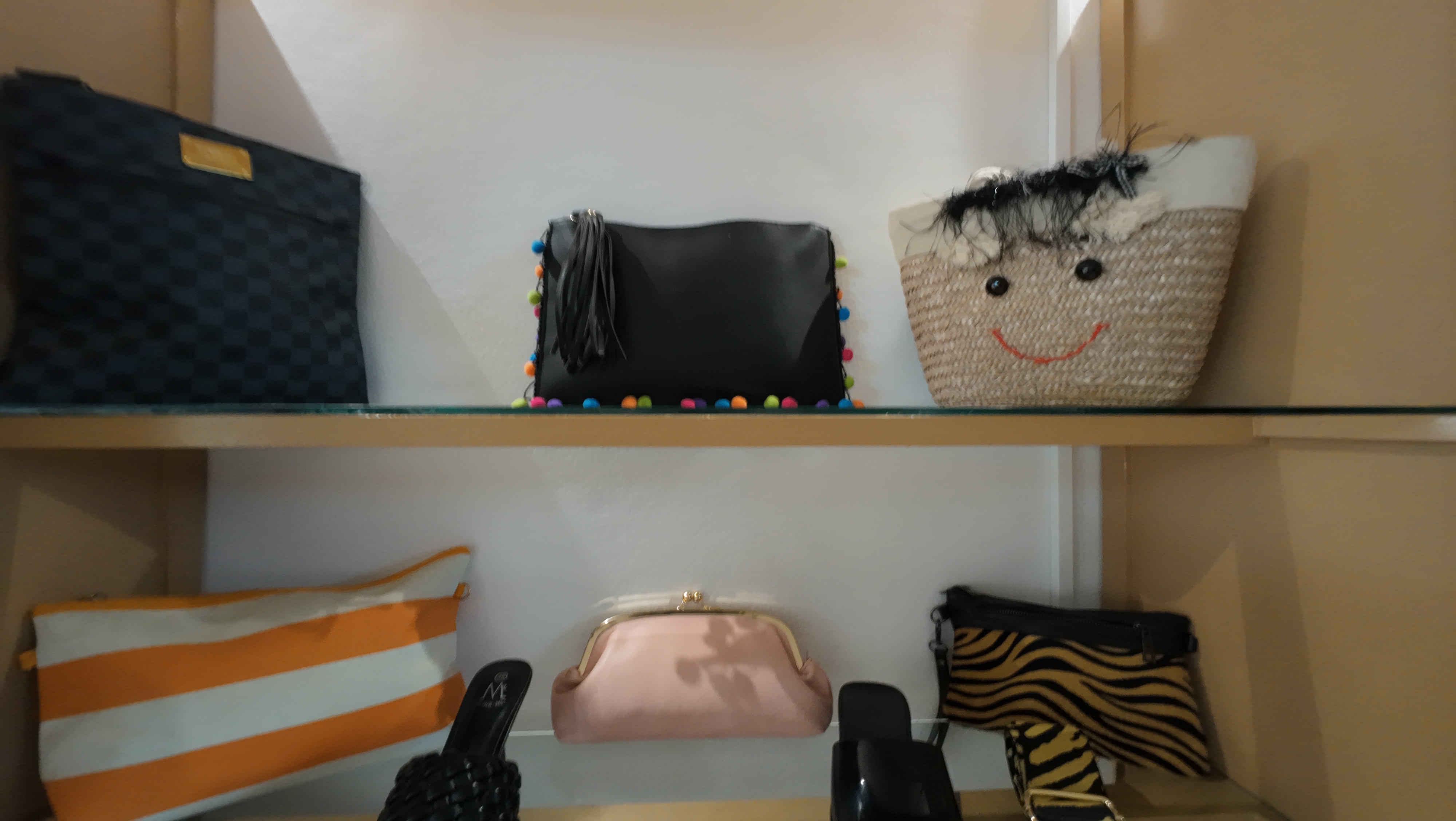 Boutique de prêt-à-porter et accessoires mode, à Saly.