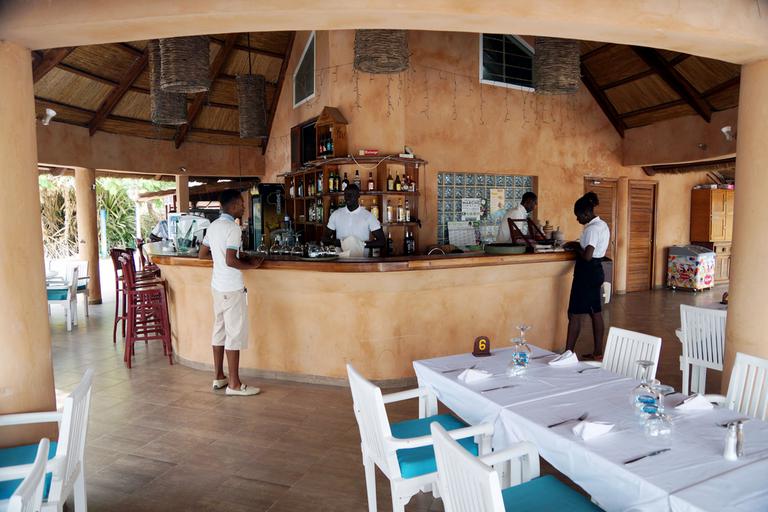 Comptoir d'accueil du restaurant Safari Beach Sénégal.